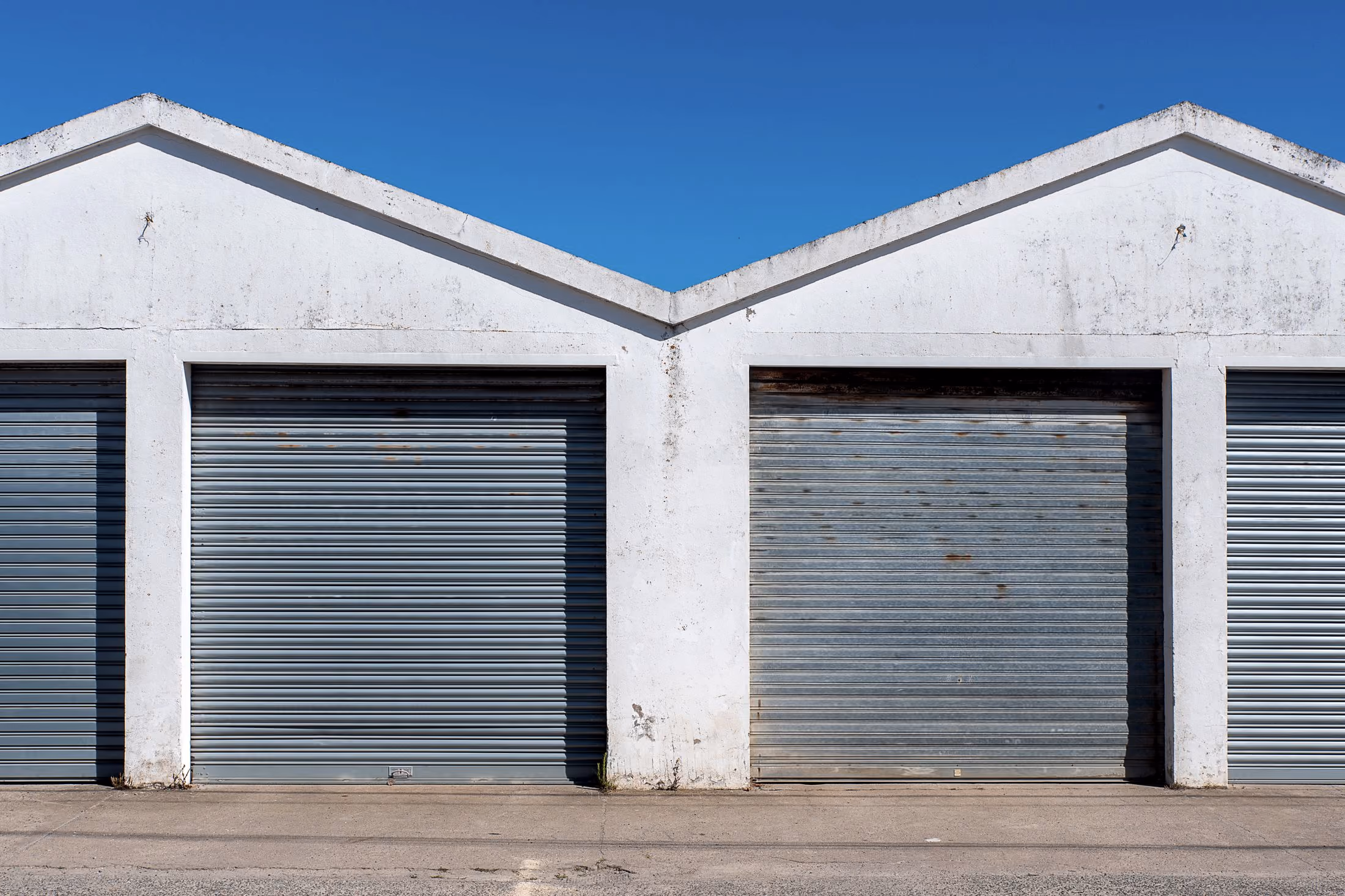 Cortinas metálicas cerradas en el acceso de una nave.