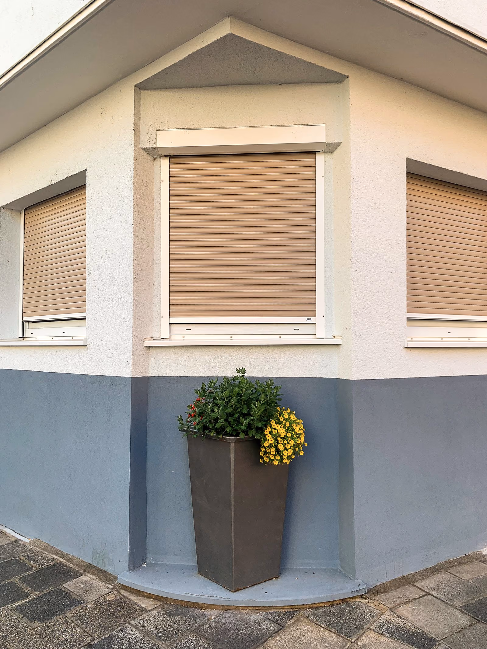 Persianas de aluminio en las ventanas de una casa.